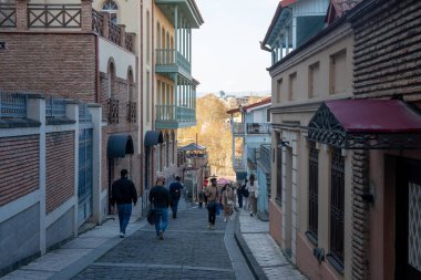 Tiflis, Gürcistan - 09 Nisan 2024: Eski Tiflis kasabasının balkonları ile dar sokaklar. Seyahat
