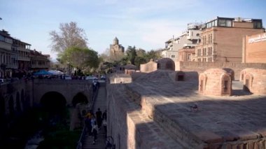 Tiflis, Gürcistan - 09 Nisan 2024: Eski Tiflis, Abanotubani sokaklarında