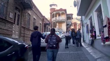 Tiflis, Gürcistan - 09 Nisan 2024: Eski Tiflis, Abanotubani sokaklarında