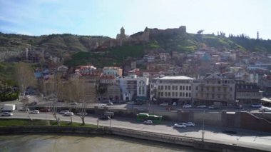Tiflis, Gürcistan - 09 Nisan 2024: Eski Tiflis şehrinin güzel manzarası. Seyahat