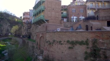 Tiflis, Gürcistan - 09 Nisan 2024: Eski Tiflis şehrinin güzel manzarası. Seyahat