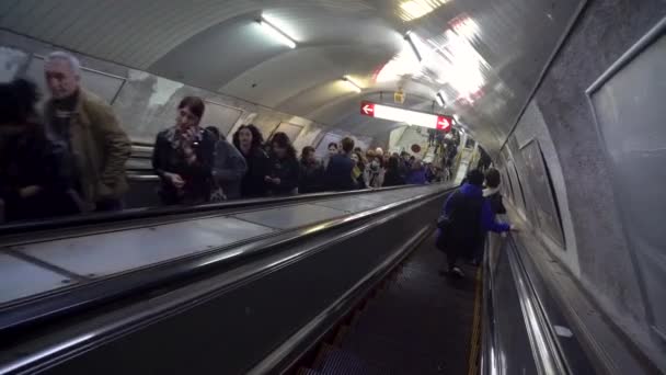 Tbilisi Gruzie Dubna 2024 Cestující Metru Sestupují Eskalátorech Metro Tbilisi — Stock video