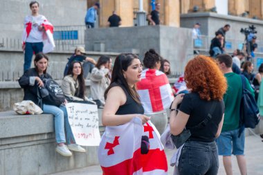 Tiflis, Gürcistan - 20 Nisan 2024: Gürcü kadınlar parlamentoda kabul edilen yasayı Rustaveli Caddesi 'nde protesto ettiler