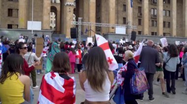 Tiflis, Gürcistan - 20 Nisan 2024: Gürcü kadınlar parlamentoda kabul edilen yasayı Rustaveli Caddesi 'nde protesto ettiler