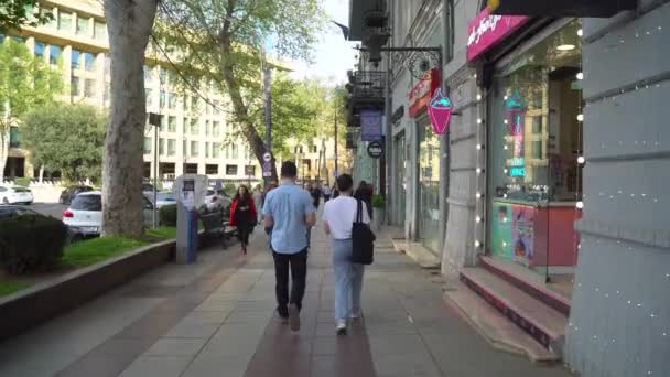 Tiflis Georgien April 2024 Menschen Gehen Auf Der Rustaweli Avenue — Stockvideo