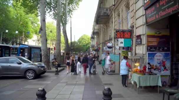 Tiflis Georgien April 2024 Menschen Gehen Auf Der Rustaweli Avenue — Stockvideo