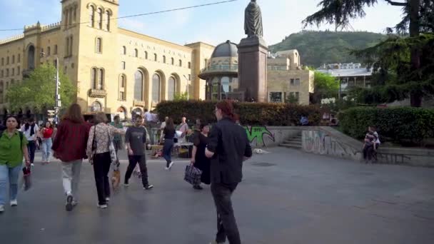 Tbilisi Georgia Aprilie 2024 Oameni Din Mișcarea Hare Krishna Dansând — Videoclip de stoc