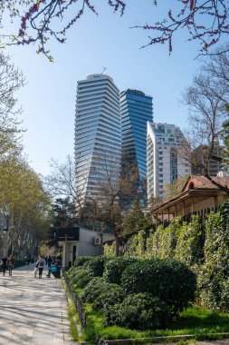 Tiflis, Gürcistan - 13 Nisan 2024: Tiflis kentindeki modern yüksek binalar. Vake Bölgesi