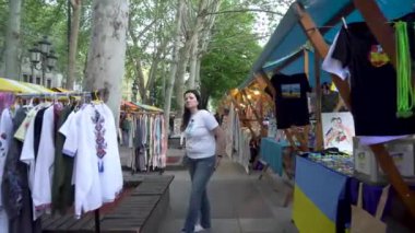 Tiflis, Gürcistan - 20 Nisan 2024: Rustaveli Bulvarı 'ndaki sokak pazarındaki insanlar. Seyahat