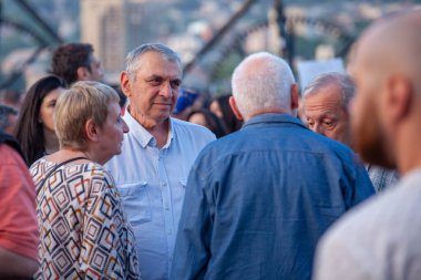 Tiflis, Gürcistan - 28 Nisan 2024: Gürcistan hükümetine karşı düzenlenen bir mitingde protestocular. Cumhuriyet Meydanı