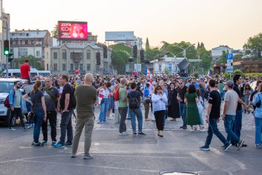 Tiflis, Gürcistan - 28 Nisan 2024: Gürcistan hükümetine karşı düzenlenen bir mitingde protestocular. Cumhuriyet Meydanı