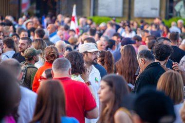 Tiflis, Gürcistan - 28 Nisan 2024: Gürcistan hükümetine karşı düzenlenen bir mitingde protestocular. Cumhuriyet Meydanı