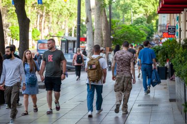 Tiflis, Georgia - 28 Nisan 2024: Rustaveli Bulvarı 'nda yürüyen insanlar. Seyahat