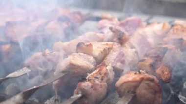 Geleneksel Gürcü Mtsvadi, kömürleri dumanla kızart. Shashlik, barbekü.