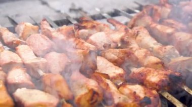 Geleneksel Gürcü Mtsvadi, kömürleri dumanla kızart. Shashlik, barbekü.