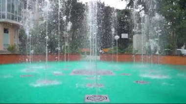 Tiflis şehrinin parkında küçük bir çeşme. yavaş çekim