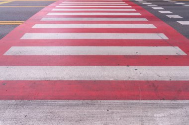 Caddede yaya geçidi güvenliği için, insanlar caddeyi geçerken. Açık hava.