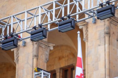 Tiflis 'teki Gürcistan parlamentosu önünde sahne ışıkları