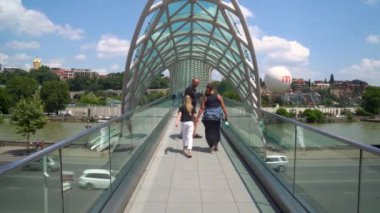 Tiflis, Gürcistan - 26 Temmuz 2024: Barış Köprüsü, Kura Nehri. Seyahat