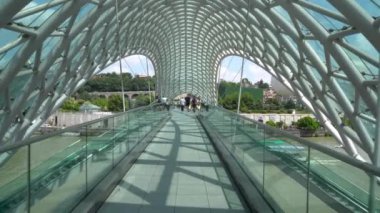 Tiflis, Gürcistan - 26 Temmuz 2024: Barış Köprüsü, Kura Nehri. Seyahat