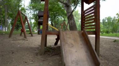 Halk parkındaki çocuk parkı. Çocuklar için sağlıklı yaz etkinliği