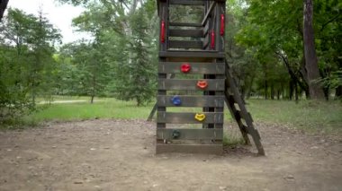 Halk parkındaki çocuk parkı. Çocuklar için sağlıklı yaz etkinliği