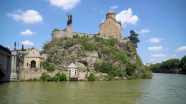 Tiflis, Gürcistan - 24 Temmuz 2024: Kral Vakhtang Gorgasali, Metekhi Bakire Meryem Varsayım Kilisesi ve Kura, Mtkvari Nehri