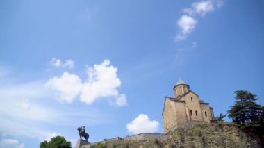 Tiflis, Gürcistan - 24 Temmuz 2024: Kral Vakhtang Gorgasali, Metekhi Bakire Meryem Varsayım Kilisesi ve Kura, Mtkvari Nehri