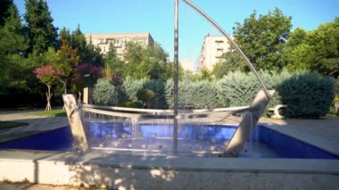 Tiflis şehir parkındaki gemi şekilli çeşme, dinlenme. Açık hava.