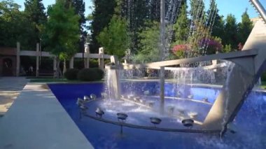 Tiflis şehir parkındaki gemi şekilli çeşme, dinlenme. Açık hava.