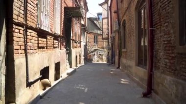 Eski Gürcistan 'ın başkenti Tiflis' te eski dar bir cadde. Seyahat