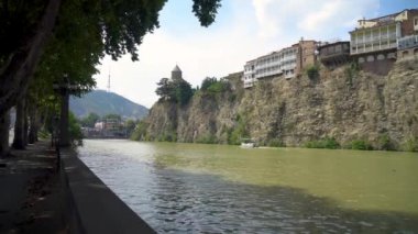Tiflis, Gürcistan - 24 Temmuz 2024: Kral Vakhtang Gorgasali, Metekhi Bakire Meryem Varsayım Kilisesi ve Kura, Mtkvari Nehri