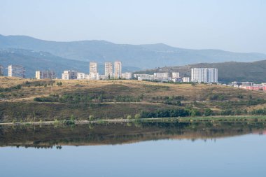 Tiflis 'teki Lisi Gölü' nün güzel manzarası. Peyzaj