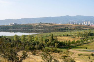Tiflis 'teki Lisi Gölü' nün güzel manzarası. Peyzaj