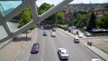 Tiflis, Gürcistan - 24 Temmuz 2024: Tiflis 'te trafik, Barış Köprüsü manzarası. Ulaşım