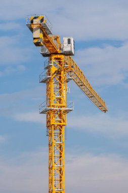 Mavi gökyüzüne karşı inşaat vinci. Şehir mimarisi