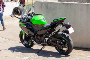 Spor motosikleti asfaltta duruyor. Motor sporu