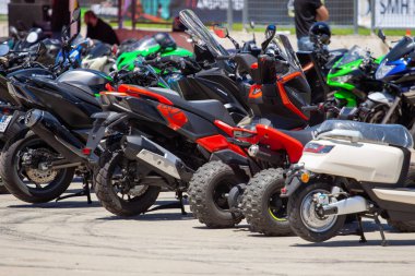 Rustavi, Gürcistan - 02 Haziran 2024: Rustavi pistinde park halindeki motosikletler