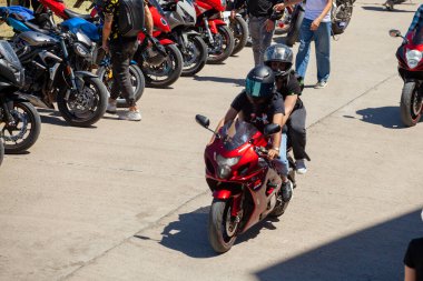 Rustavi, Gürcistan - 02 Haziran 2024: Rustavi pistinde park halindeki motosikletler