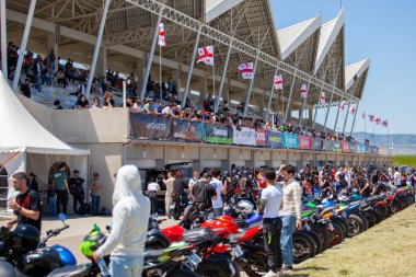 Rustavi, Gürcistan - 02 Haziran 2024: Rustavi pistinde park halindeki motosikletler