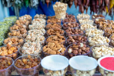 Plastik konteynırların içinde bir markette çeşitli fındıklar. Yiyecek.