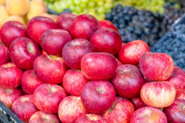 Marketten taze kırmızı elmalar. Taze meyve.