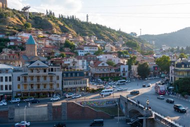 Tiflis, Gürcistan - 08 Ağustos 2024: Geleneksel oyma balkonlar ve Tiflis 'in Eski Kasabası' nda renkli ahşap evler. Seyahat