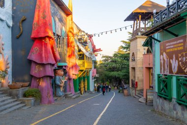 Tiflis, Gürcistan - 09 Kasım 2024: Mtatsminda Parkı veya Mtatsminda Dağı 'ndaki Bombora Parkı. Seyahat