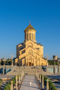 Tiflis, Gürcistan - 09 Kasım 2024: Sameba olarak bilinen Tiflis 'in Kutsal Üçlü Katedrali. Din