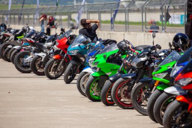 Rustavi, Gürcistan - 02 Haziran 2024: Rustavi pistinde park halindeki motosikletler