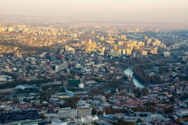 Mtatsminda parkından başkent Tiflis 'e bakın. Georgia