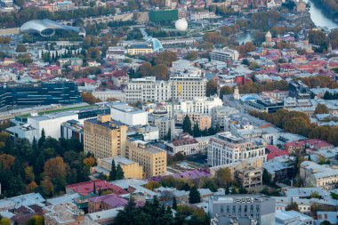 Mtatsminda parkından başkent Tiflis 'e bakın. Georgia