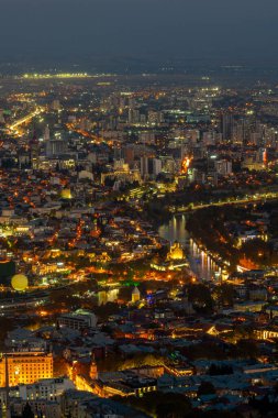 Mtatsminda 'dan Tiflis' in gece görüşü. Georgia 'nın başkenti