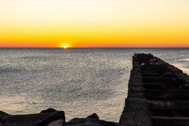 Karadeniz 'de güzel bir gün batımı. Altın deniz batımı. Poti, Georgia